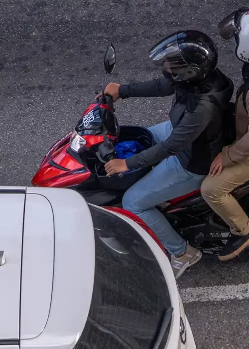 Motorbike illegally lane-splitting in Florida