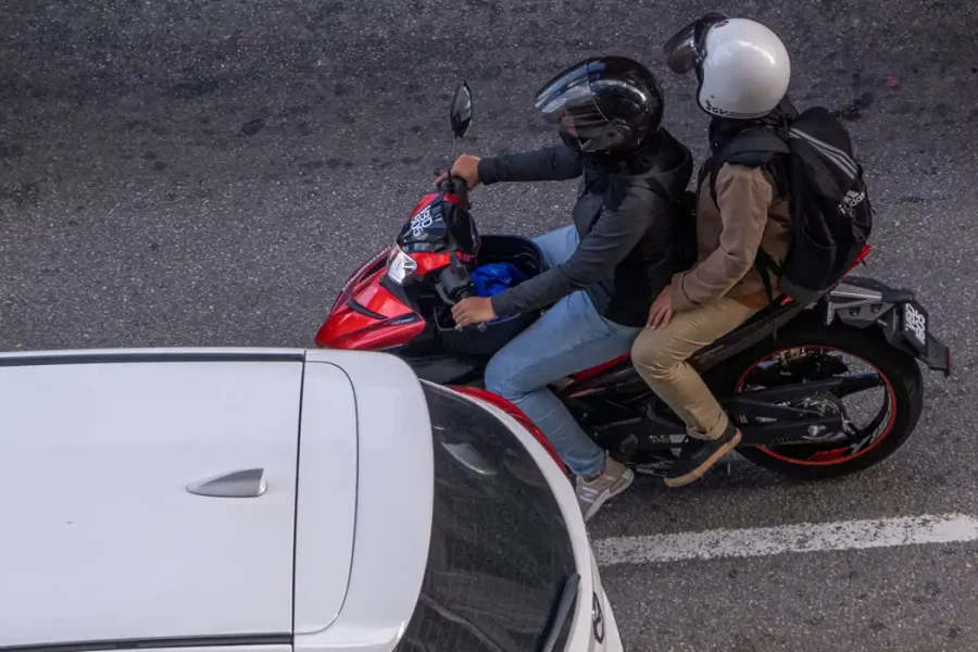 Motorbike illegally lane-splitting in Florida